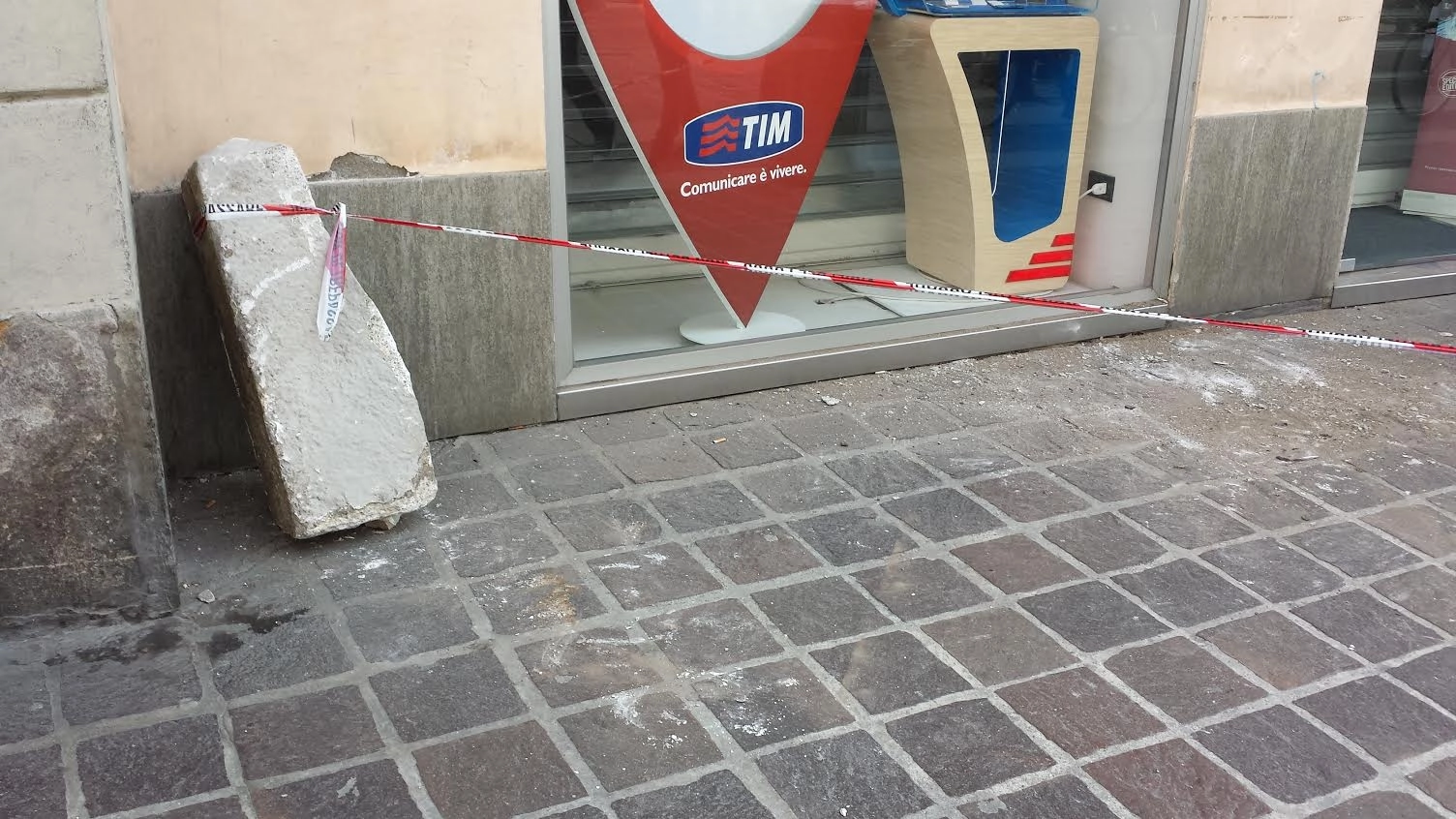 Il blocco di granito caduto in via Italia