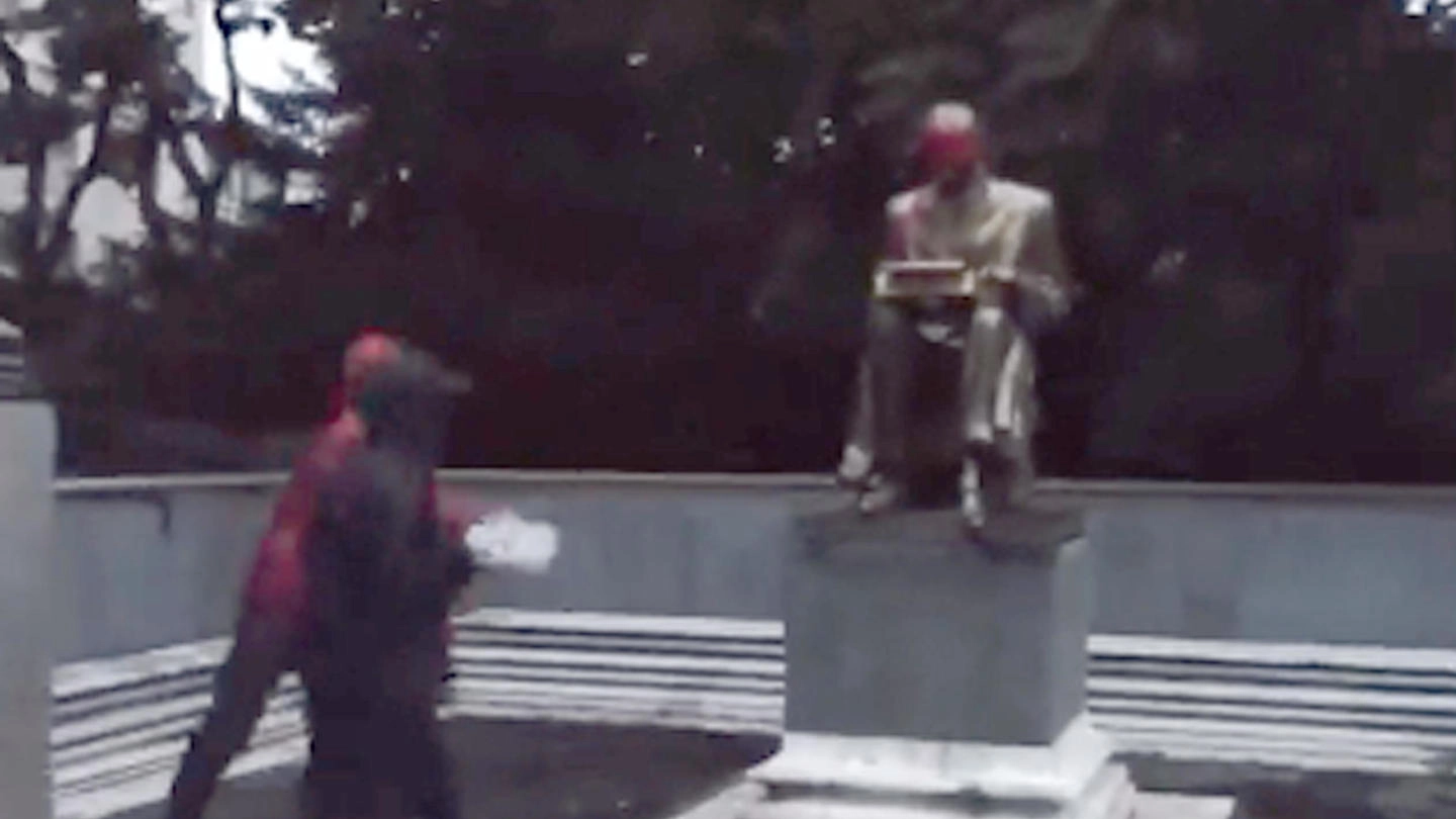 Imbrattata statua Montanelli, fermo immagine del video postato dagli antagonisti 