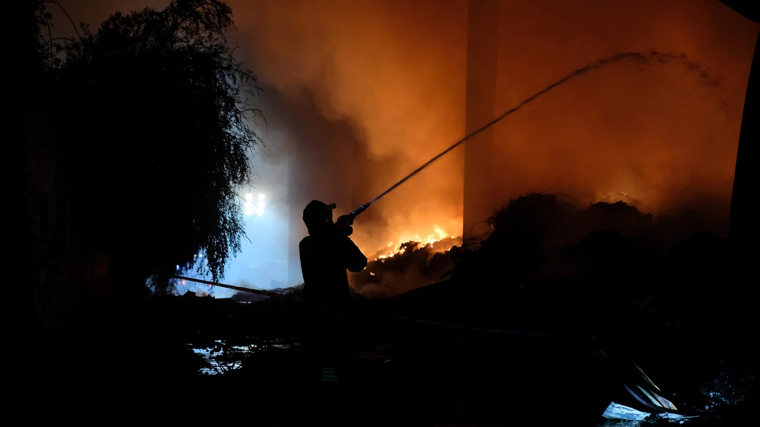 Incendio al deposito rifiuti di Quarto Oggiaro: seconda notte di fuoco
