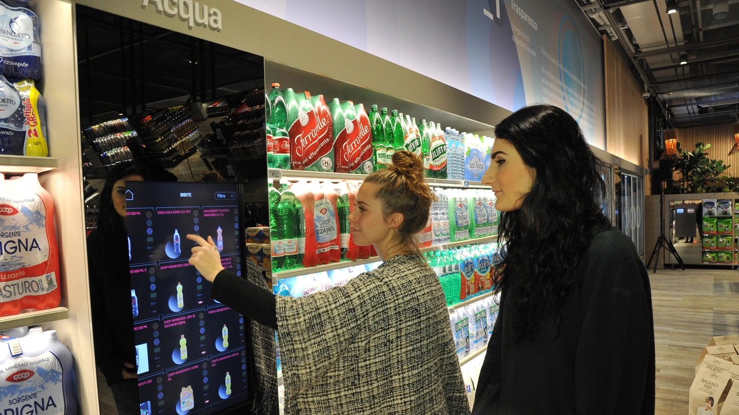 Il Supermercato del futuro che Coop ha portato a Expo  Milano 2015 è diventato realtà a Milano al Bicocca Village Chi fa la spesa può verificare sui monitor ulteriori informazioni sui prodotti