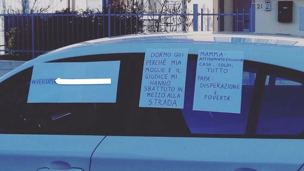 I cartelli appesi sulla propria auto dall’uomo per denunciare il paradosso del suo caso