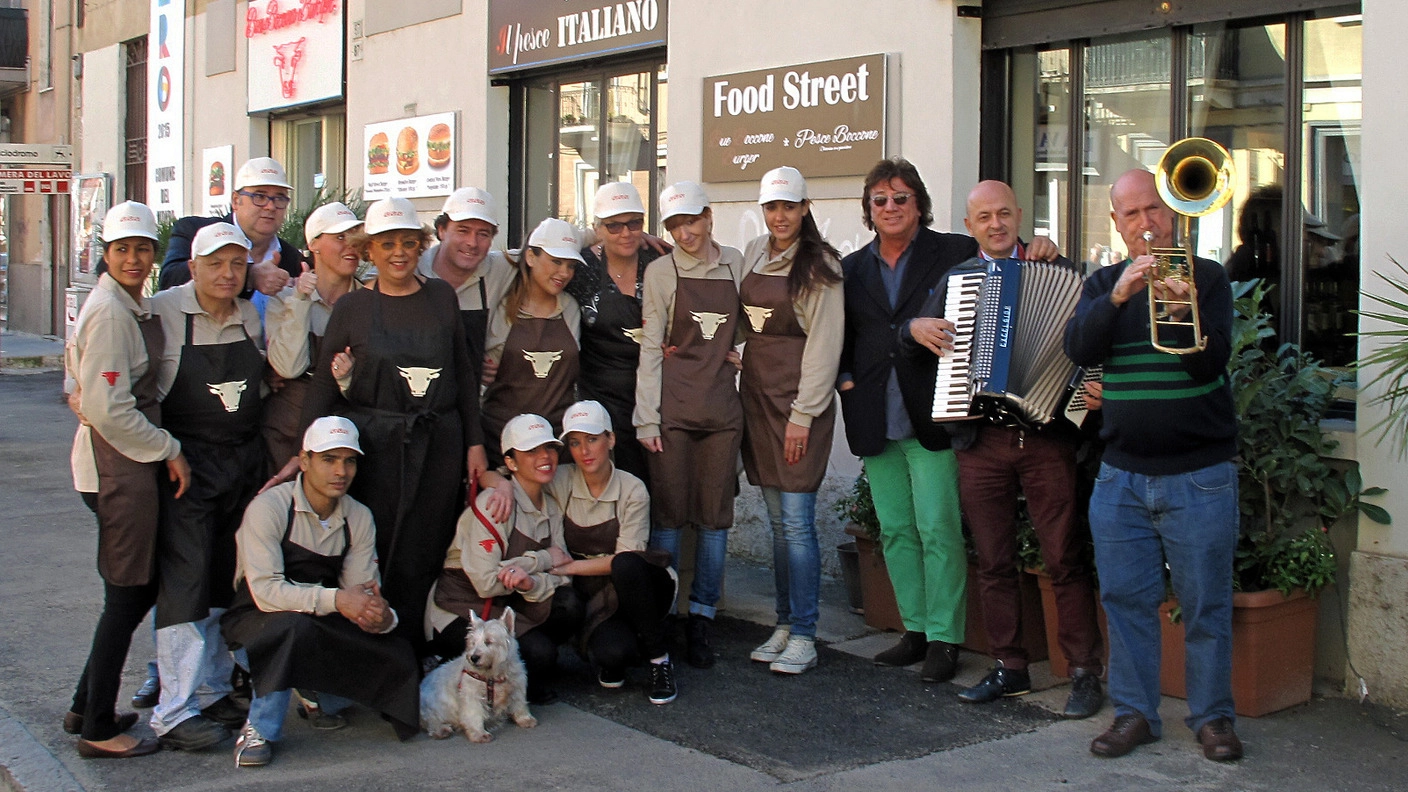 Il gruppo di persone coinvolte nella "food street"