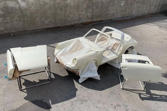 Auto in fase di restauro (Foto Cairati Milano)