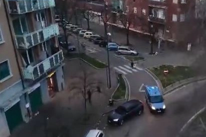 Polizia in azione nelle strade del quartiere popolare San Siro