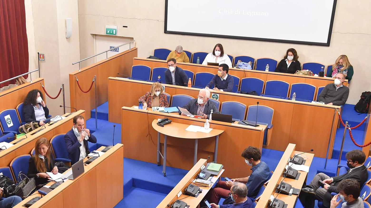 Fuori dall’aula consiliare. Maggioranza e minoranza si rimpallano la protesta Fuori dall’aula consiliare. Maggioranza e minoranza si rimpallano la protesta