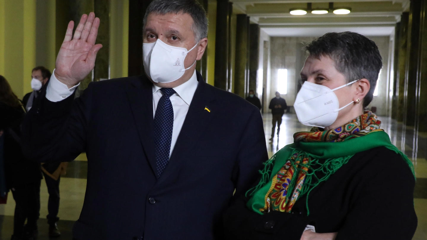 Il ministro dell'Interno ucraino Arsen Avakov con Oksana Maksimchuk, mamma di Markiv