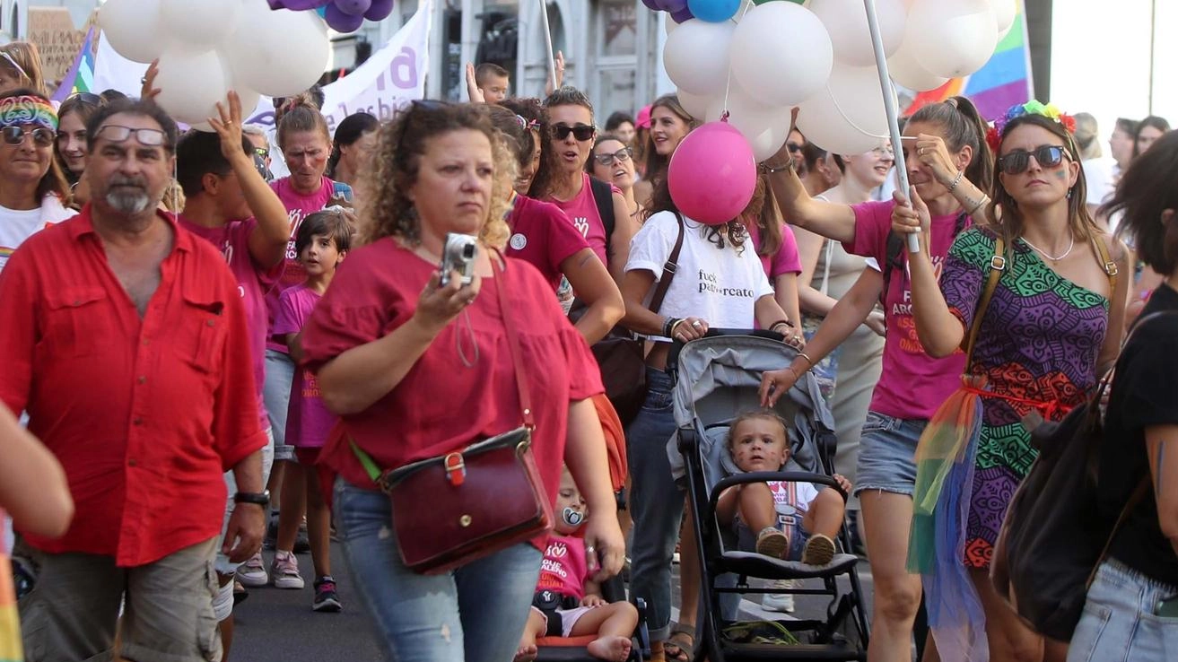 In piazza il bello della diversità Ventimila sfilano per il centro con loro il sindaco Castelletti In piazza il bello della diversità Ventimila sfilano per il centro con loro il sindaco Castelletti