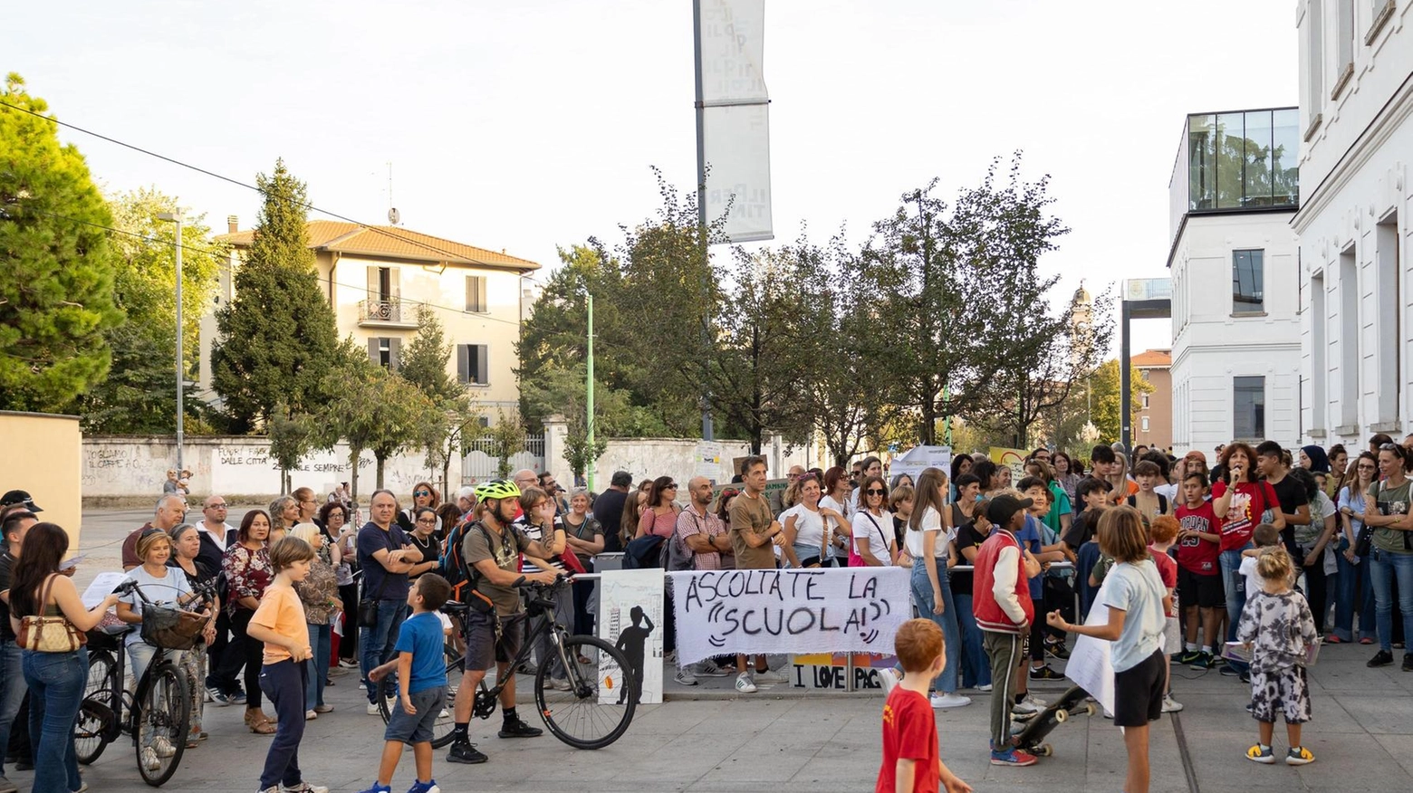 "No al restyling, bocce ferme". La protesta di famiglie e docenti "No al restyling, bocce ferme". La protesta di famiglie e docenti
