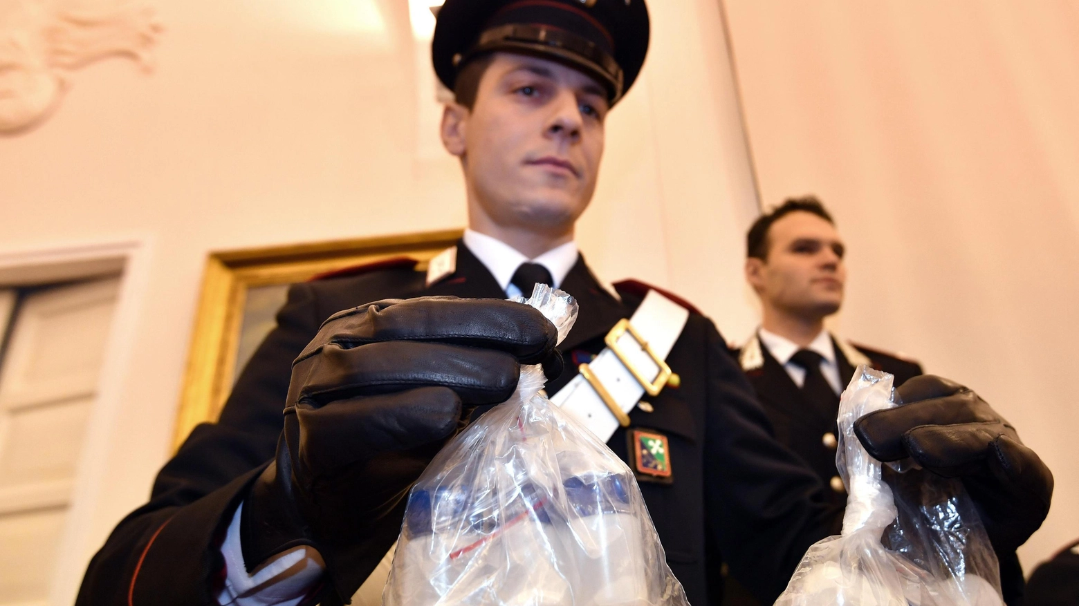 Un carabiniere mostra alcuni contenitori del tallio 