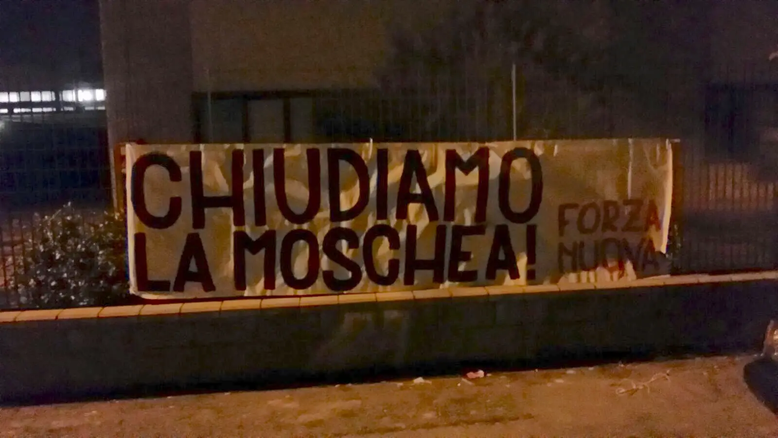 Striscione sulla moschea, lo rivendica Forza Nuova