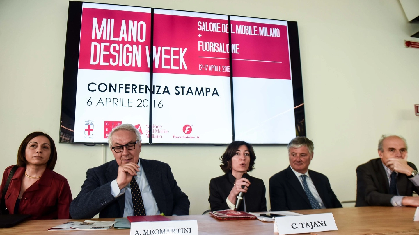 Al centro l'assessore Tajani alla presentazione della Design Week 2016 (6 aprile)