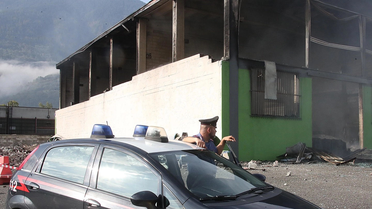 Il magazzino carbonizzato della Work Safety spa di Castione
