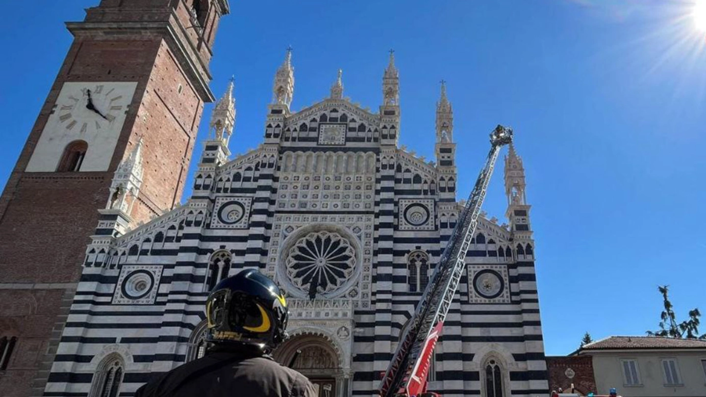 La speciale autoscala di 42 metri per mettere in sicurezza il Duomo