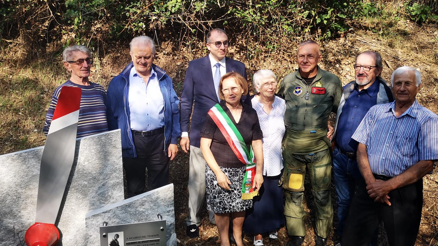 La cerimonia d'inaugurazione del monumento dedicato al pilota Usa La cerimonia d'inaugurazione del monumento dedicato al pilota Usa
