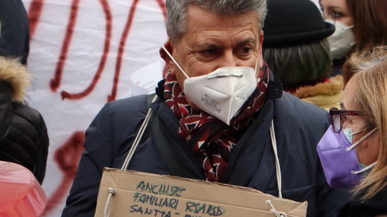 Protesta dei parenti degli anziani morti nelle case di riposo lombarde a causa del Covid