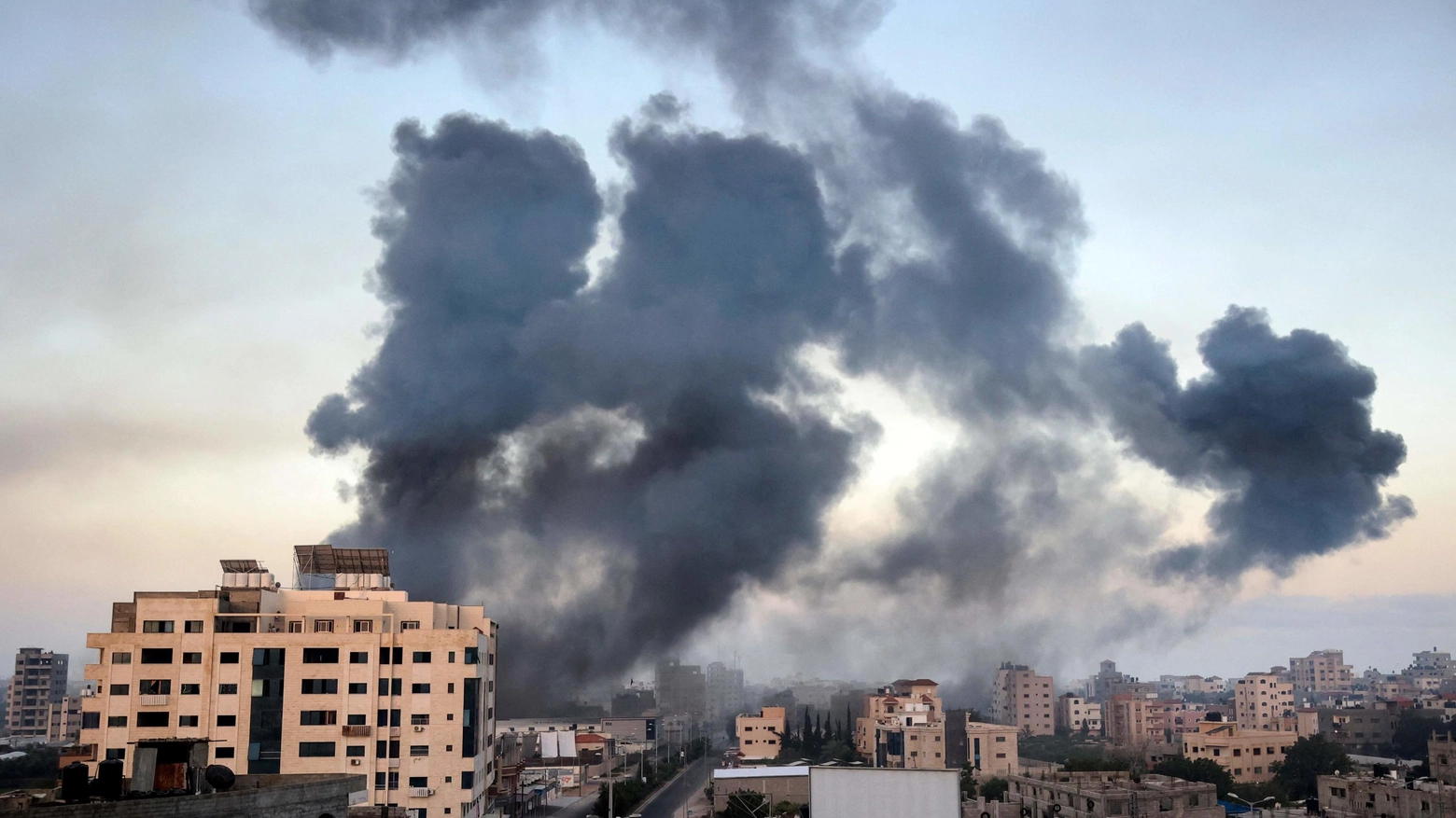 Colonne di fumo a Gaza