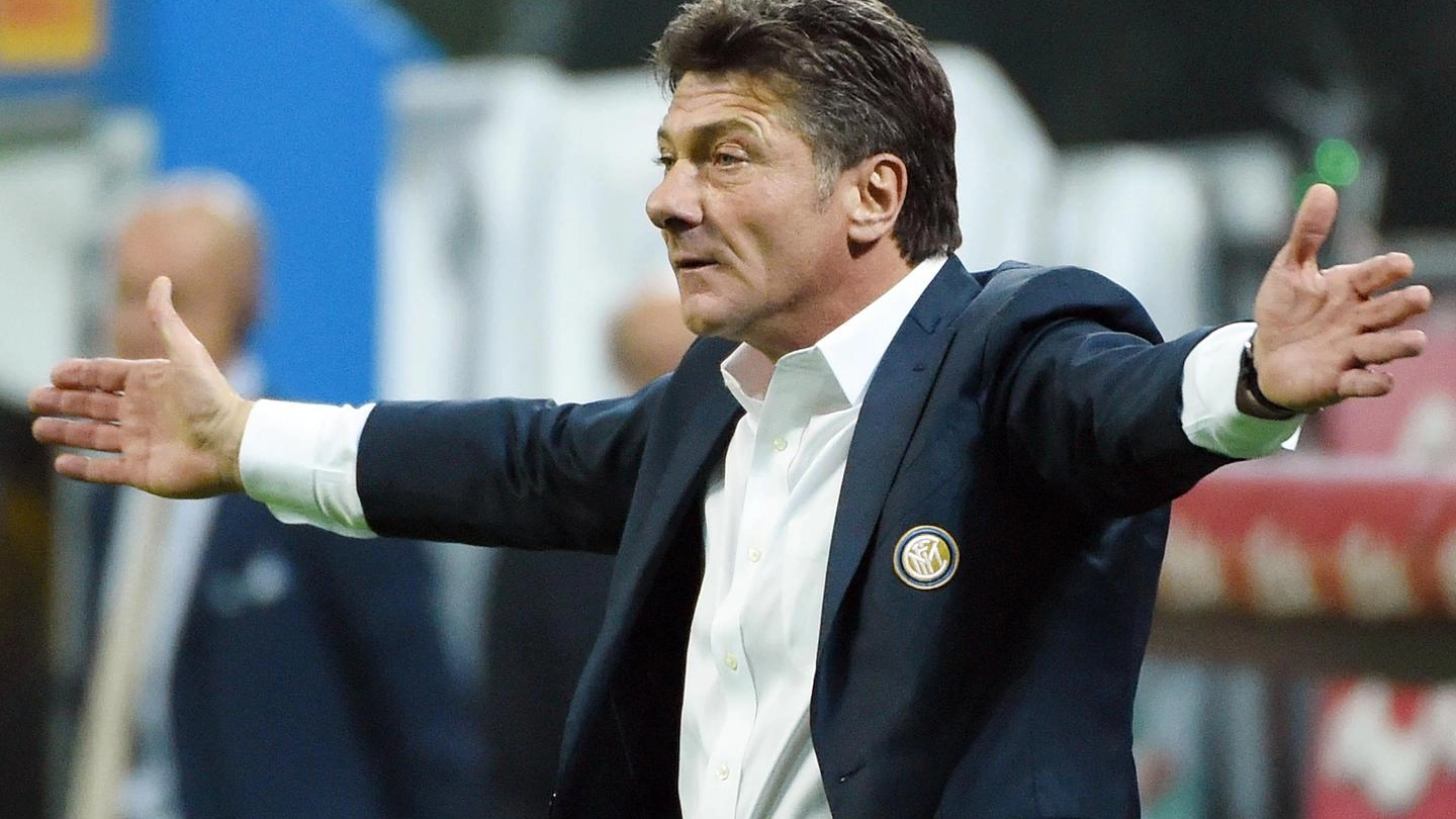 Walter Mazzarri si sbraccia a bordo campo durante Inter-Napoli