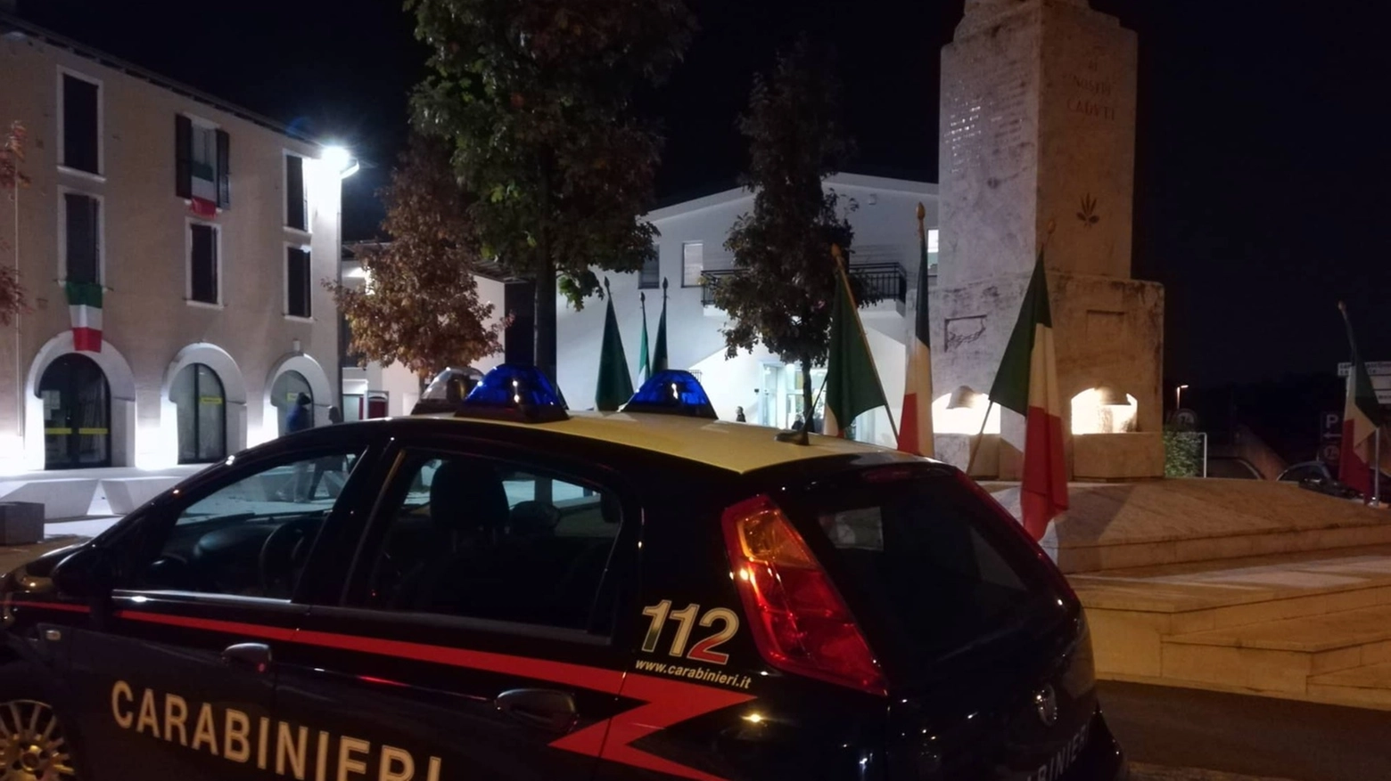 Carabinieri davanti al municipio di Zandobbio (De Pascale)
