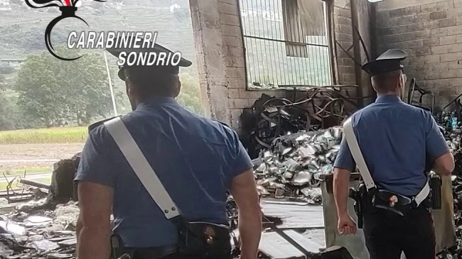 Il capannone della Work Safety completamente mangiato dalle fiamme Il capannone della Work Safety completamente mangiato dalle fiamme