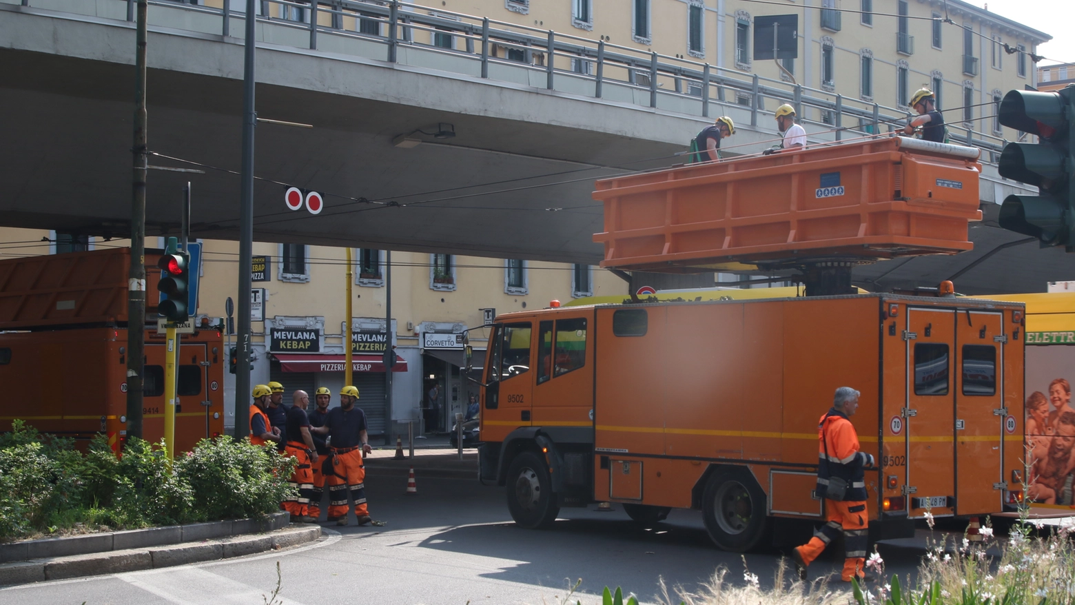 Le squadre di Atm impegnate a ripristinare la linea