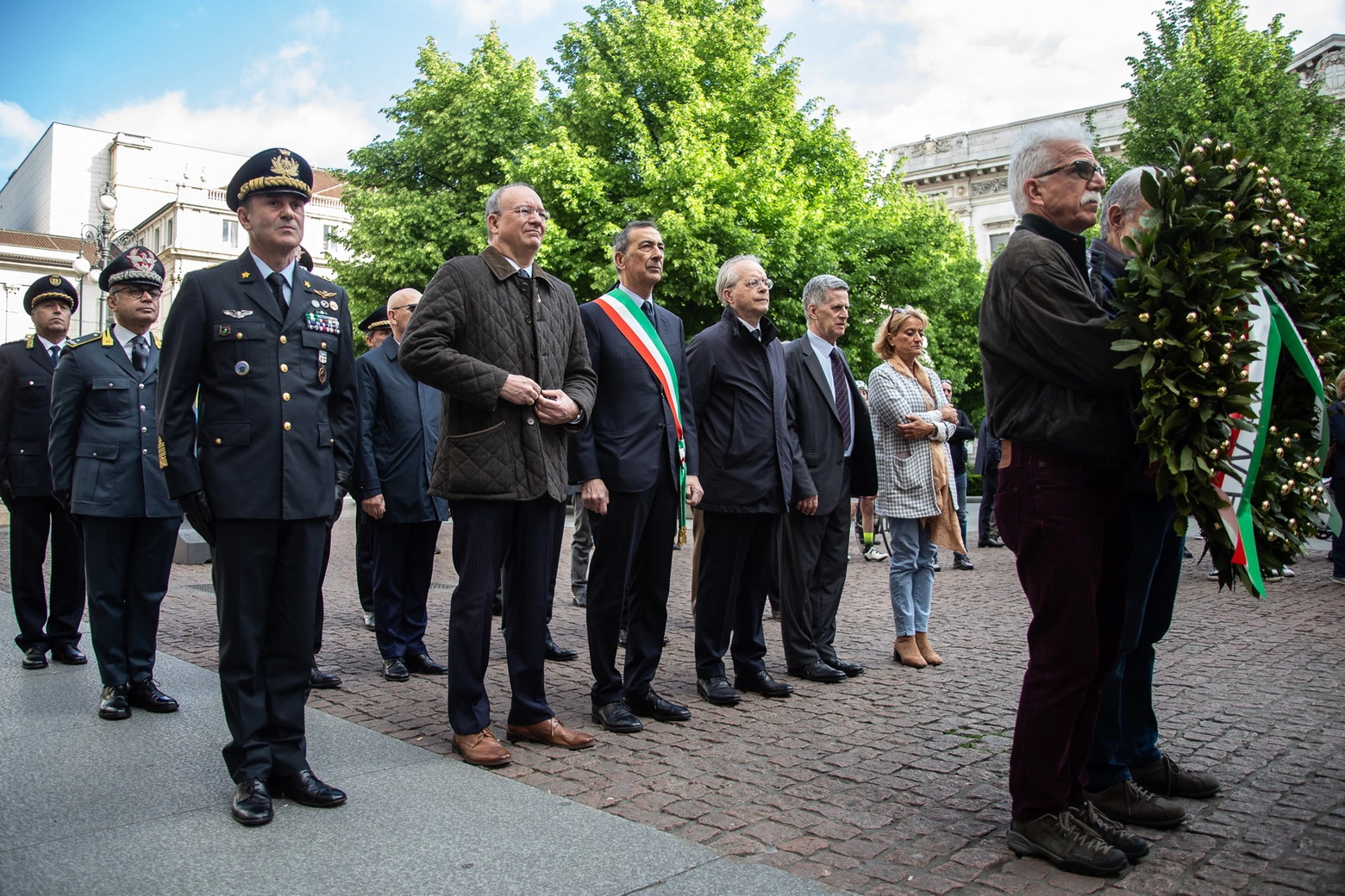 Il ministro Giuseppe Valditara con il sindaco Sala davanti a Palazzo Marino