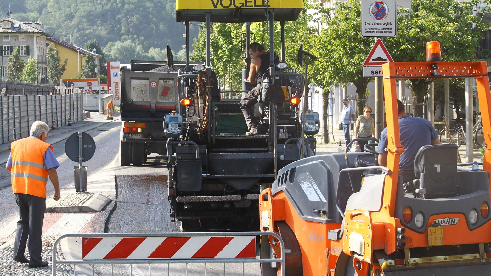 Lavori di asfaltatura in corso (foto Orlandi)