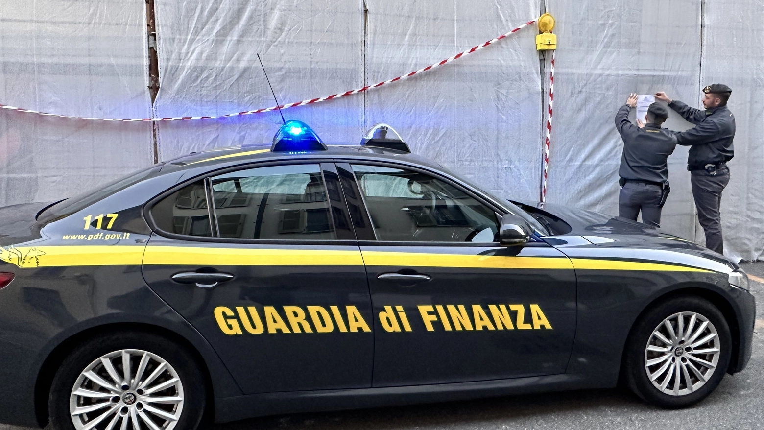 La guardia di finanza di Lodi mette i sigilli al cantiere (Omaggio)