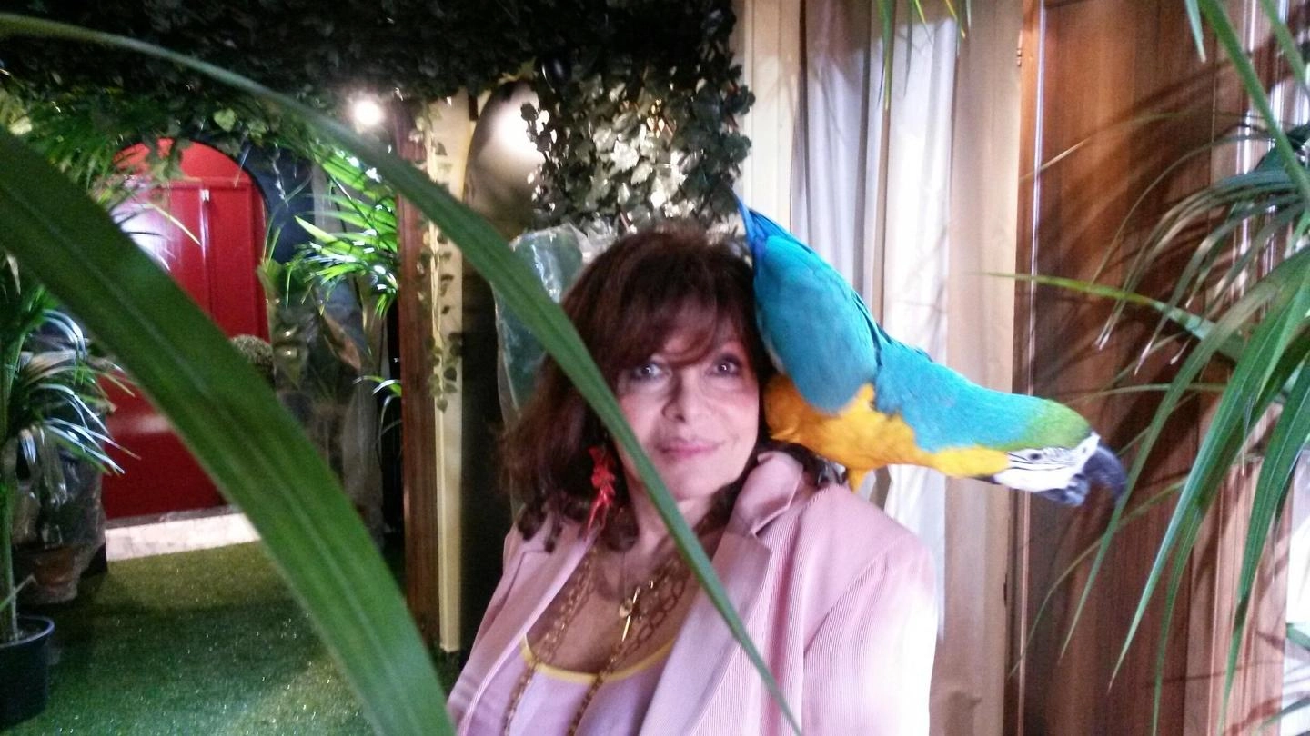 Patrizia Reggiani Gucci con il pappagallo Bo (Ansa)