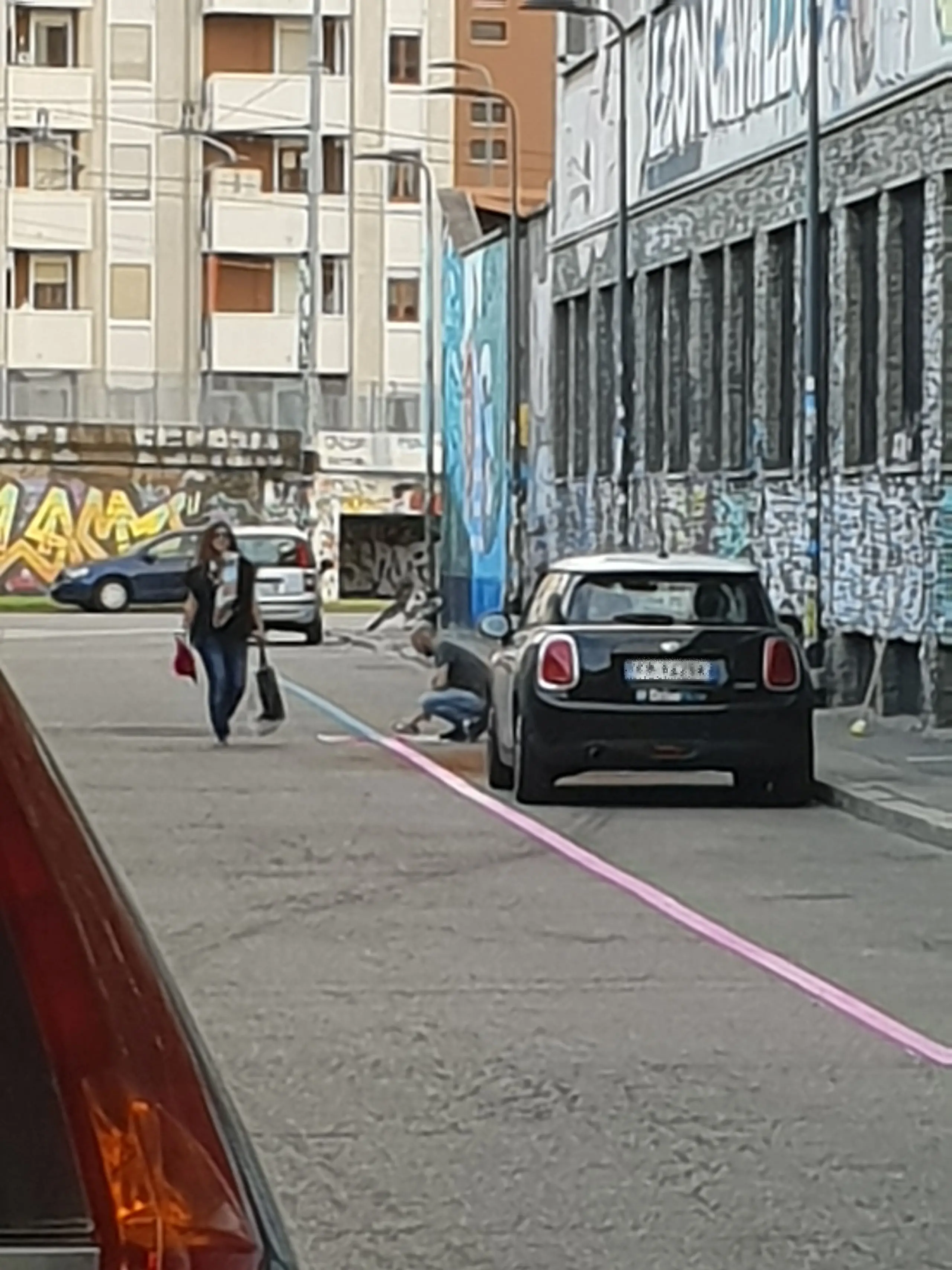 Leoncavallo, la denuncia: strisce blu dipinte di rosa per non pagare la sosta