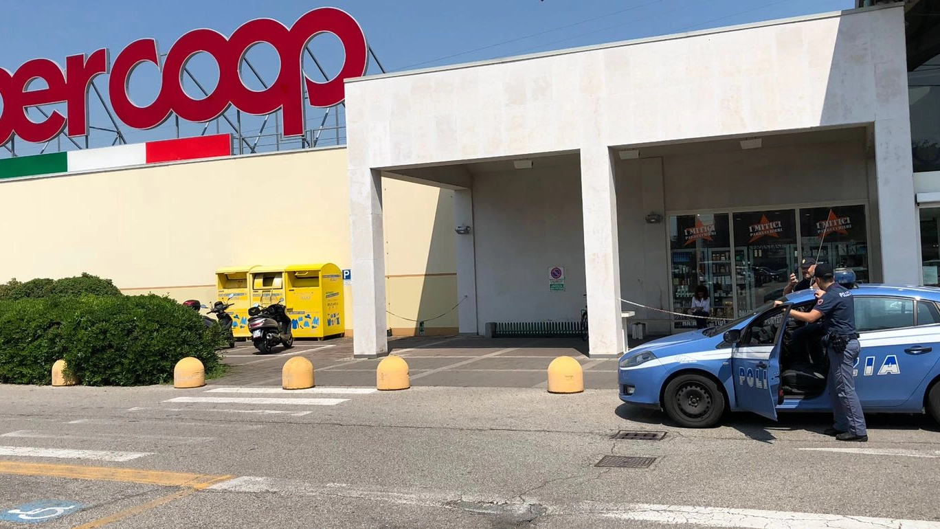 Polizia al supermercato Ipercoop