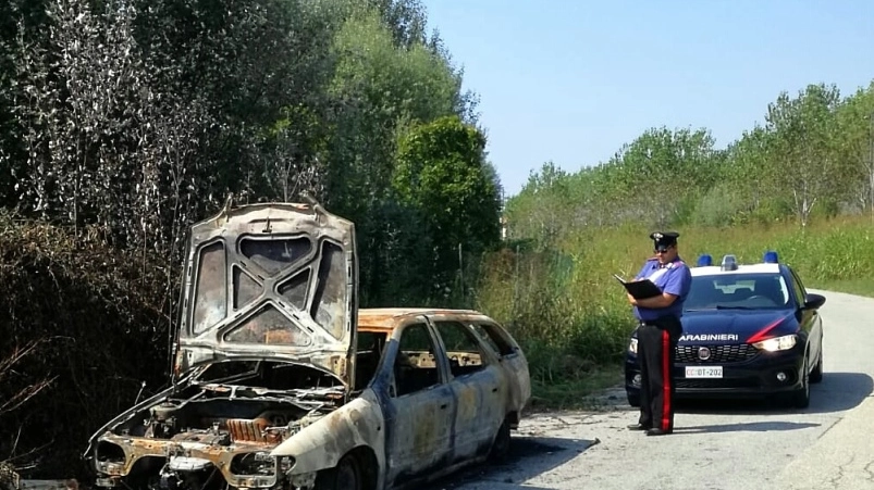 I rilievi dei carabinieri sull'auto data alle fiamme