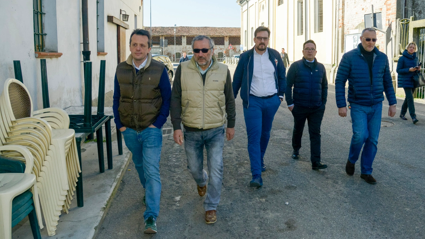 In primo piano da sinistra  Claudio Bariselli, il sindaco  Giorgio Marazzina  e l’onorevole Guido Guidesi