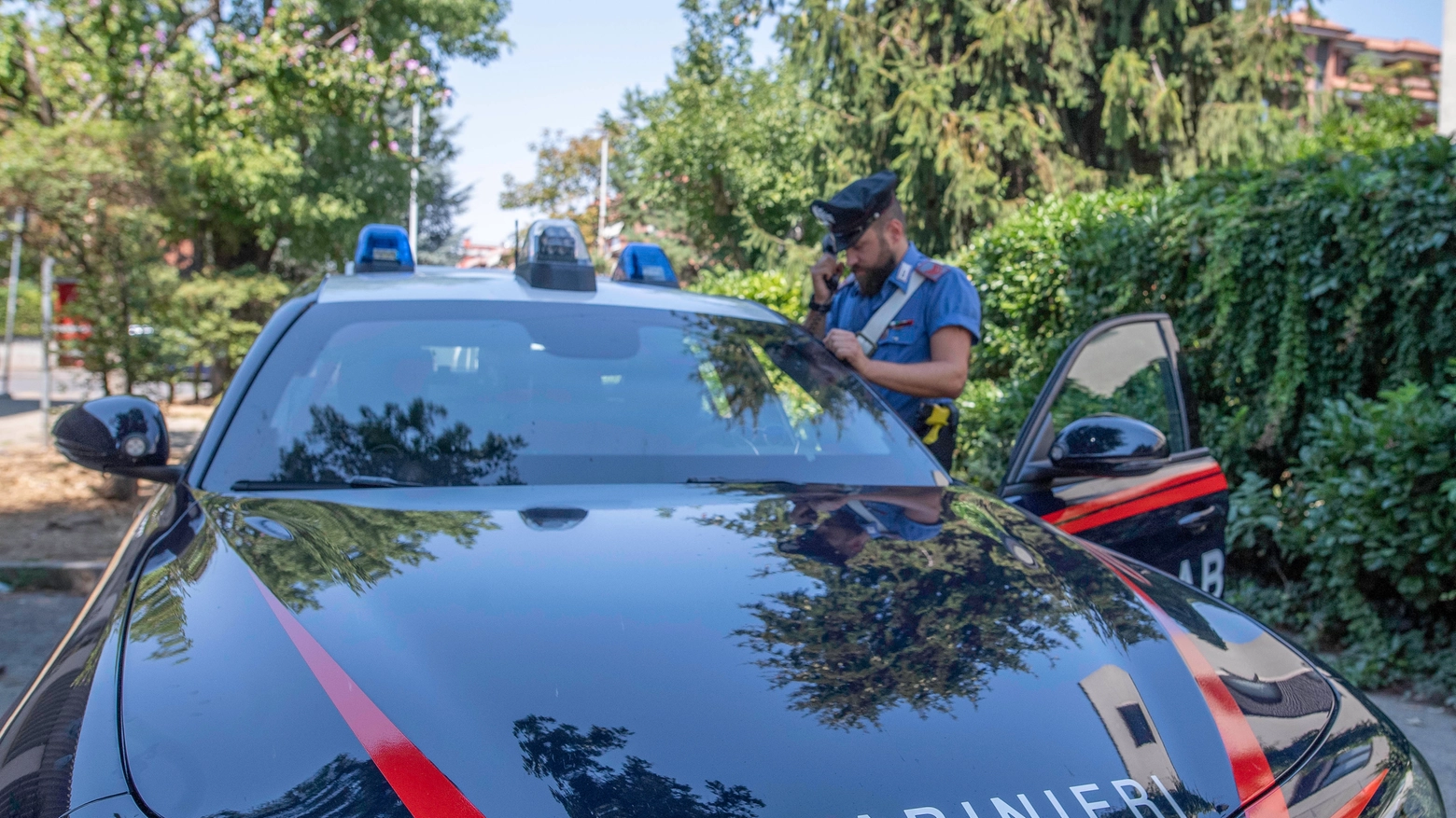 I carabinieri erano intervenuti perché l'uomo si era barricato in casa