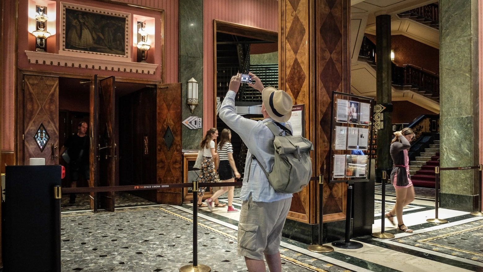 Uno scatto per fermare il tempo nel giorno dell'ultima proiezione del multisala che verrà soppiantato da un altro centro commerciale