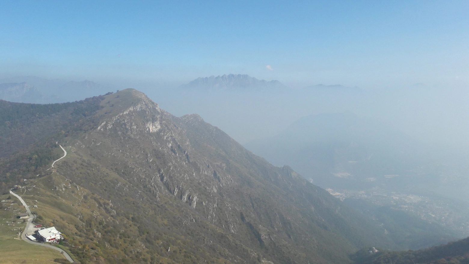 La situazione smog sul Lecchese ripresa dalla cima del monte Cornizzolo