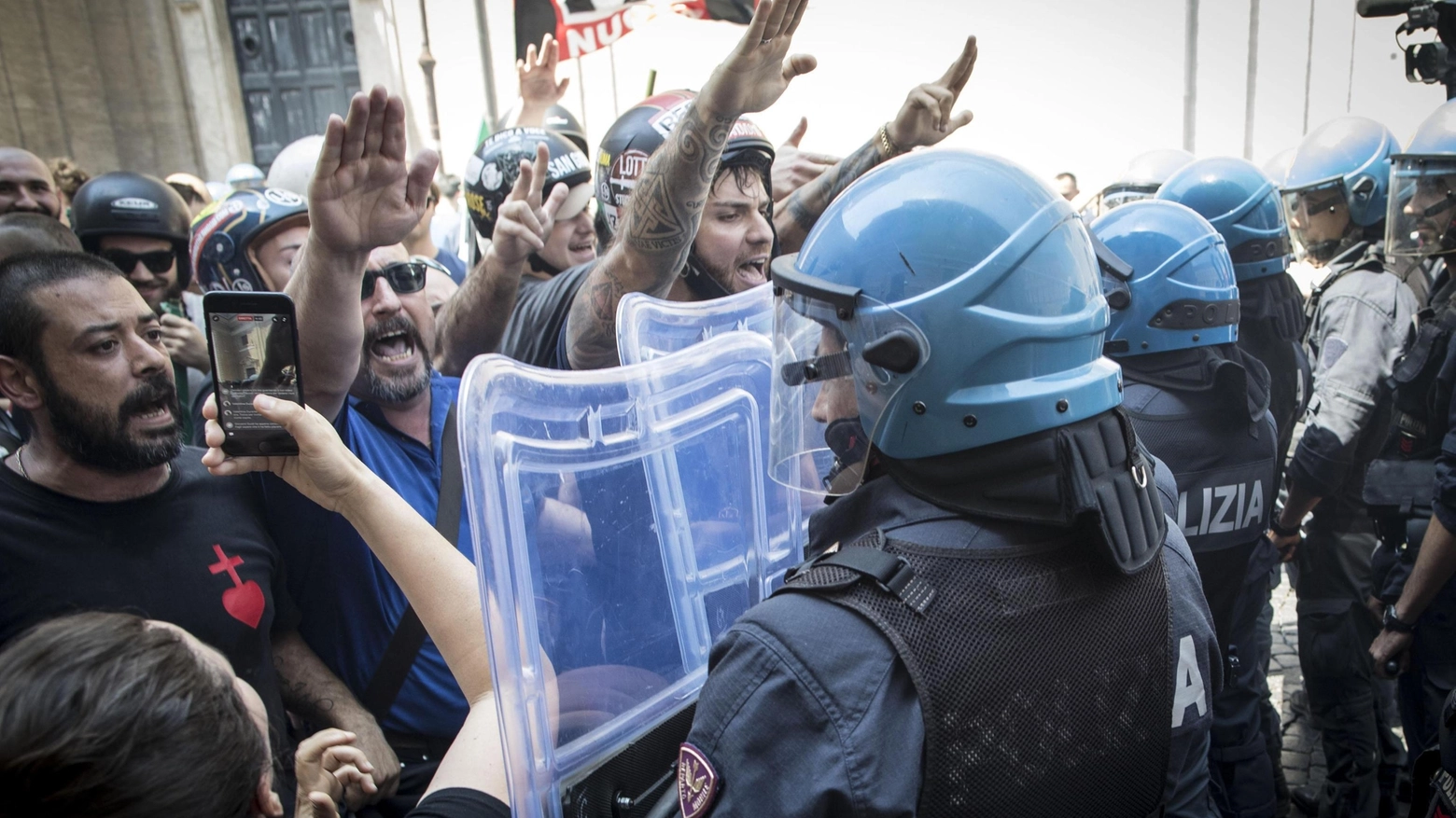 Saluto romano da parte dei manifestanti di Forza Nuova durante una manifestazione a Roma