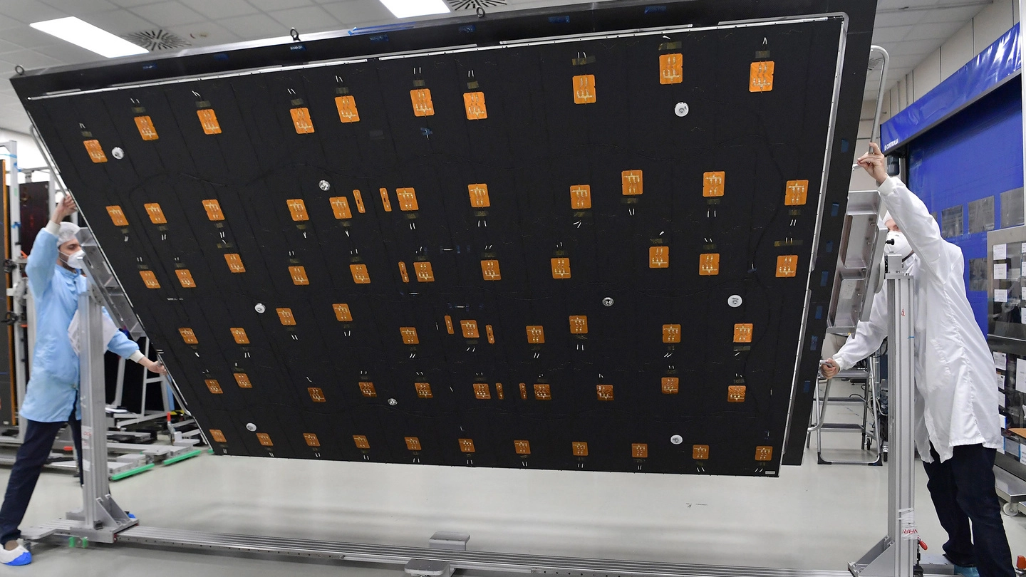 I pannelli solari di Leonardo per la missione Juice su Giove