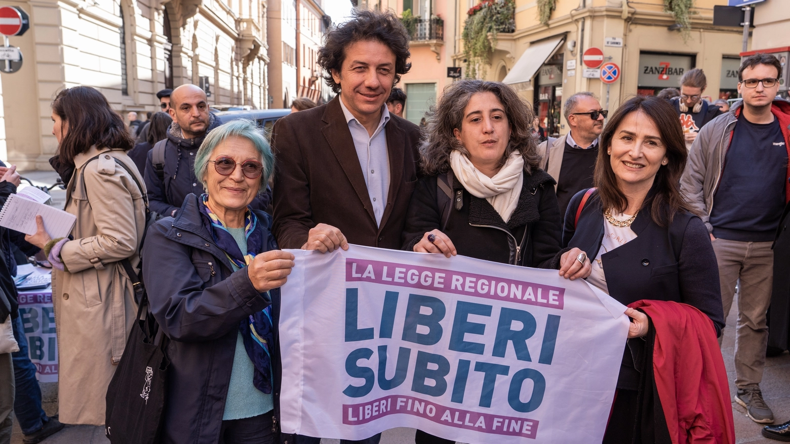 Marco Cappato, tesoriere dell'Associazione Luca Coscioni, con alcuni sostenitori della legge "Liberi subito"