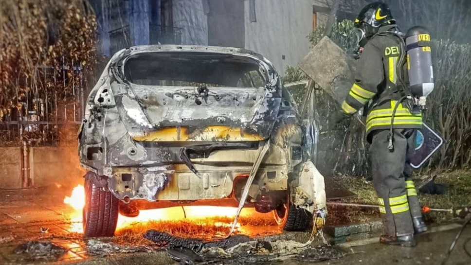 L'auto in fiamme (foto dei Vigili del fuoco)