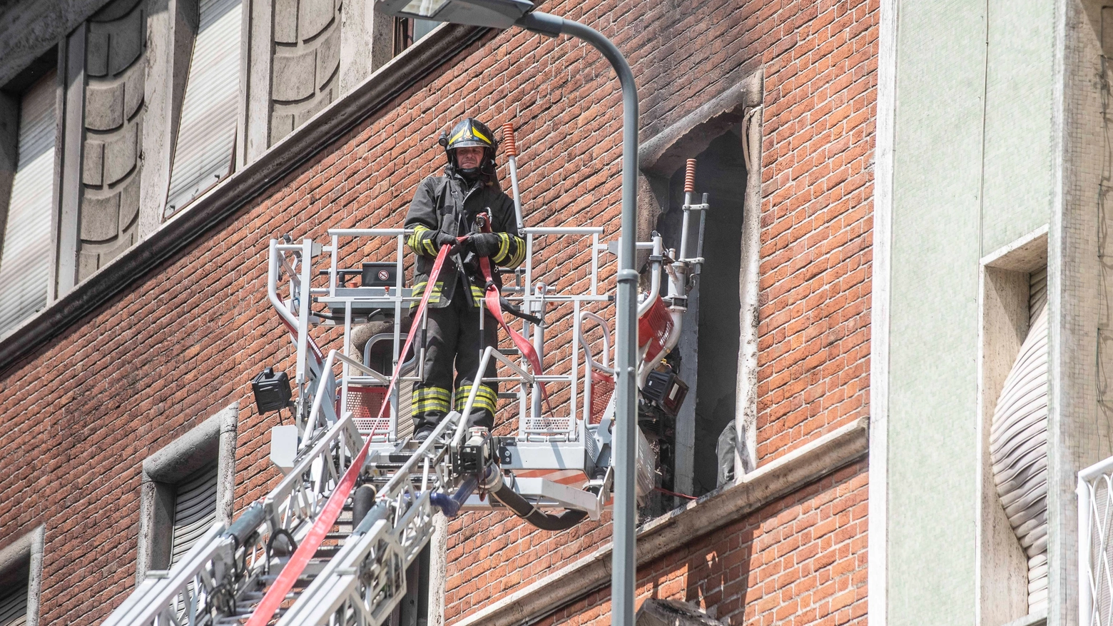 L'intervento dei vigili del fuoco in via Pier Lombardo