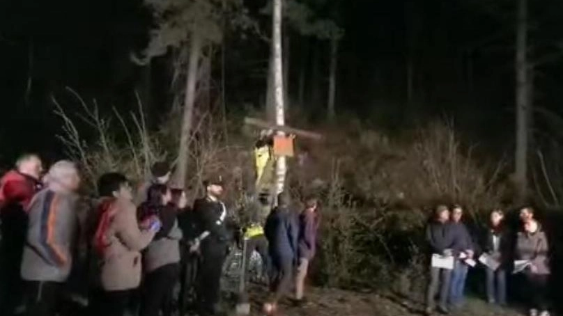 La Via Crucis nei boschi Sei stazioni antispaccio La Via Crucis nei boschi Sei stazioni antispaccio