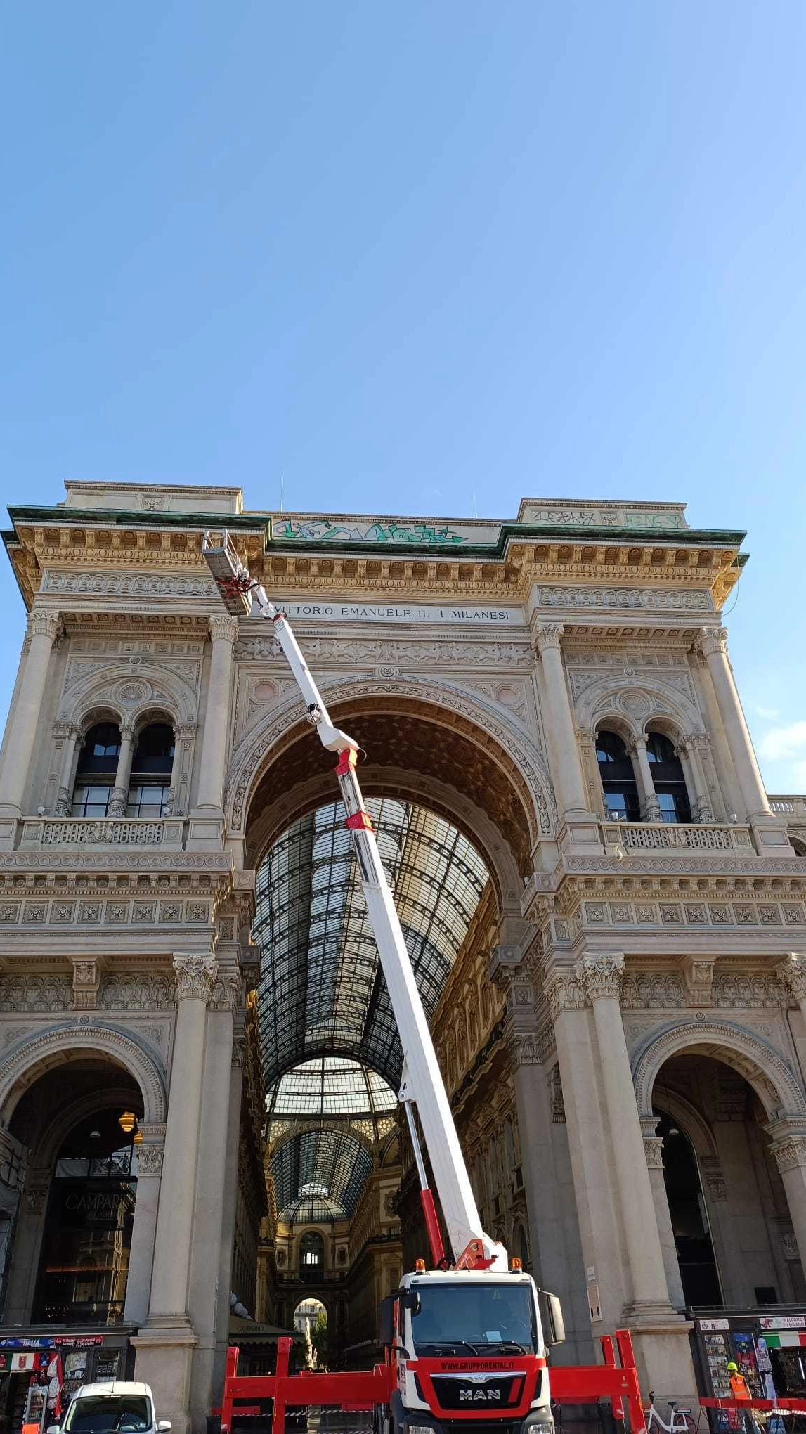 I lavori di pulizia della facciata della galleria deturpata
