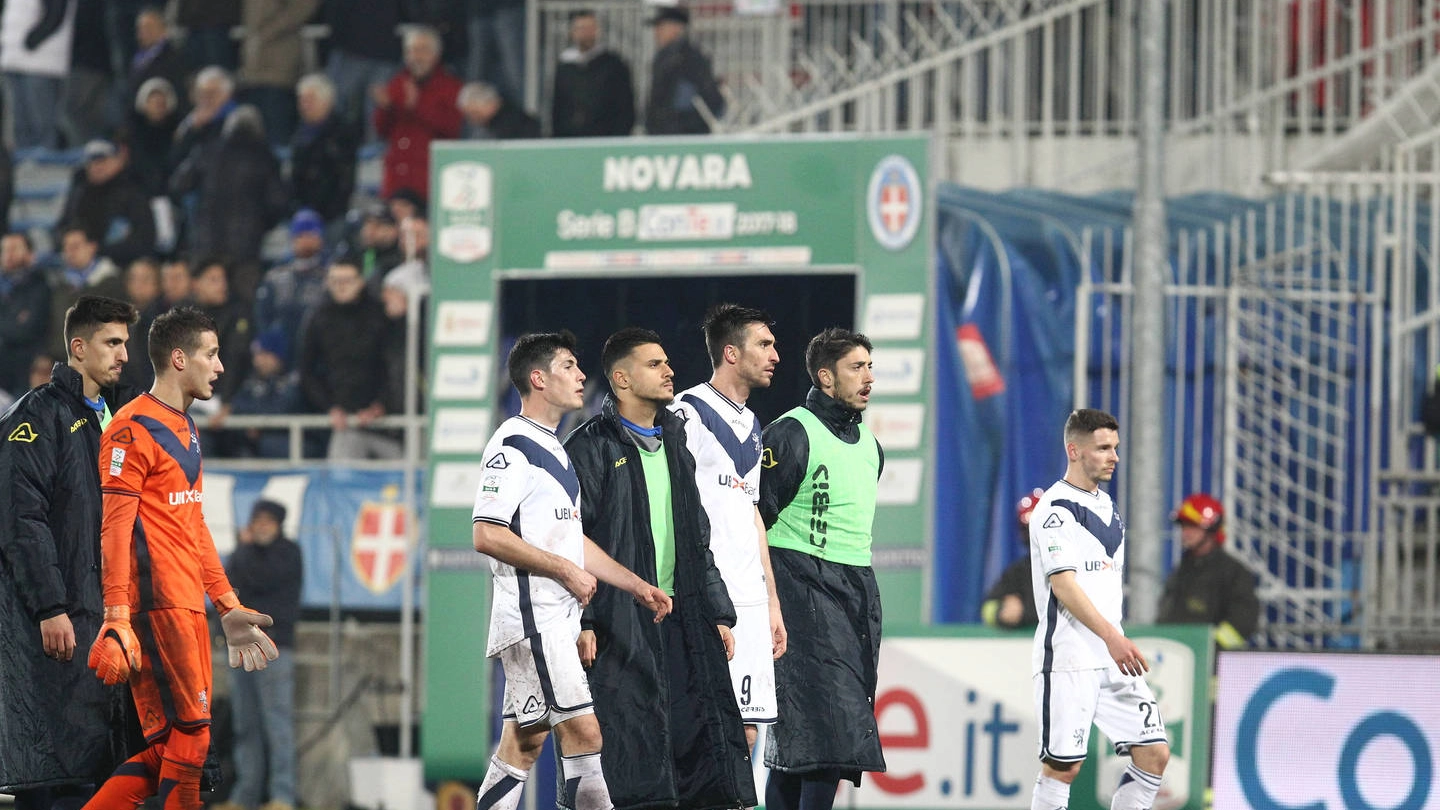 La delusione del Brescia al termine della partita col Novara (Lapresse)
