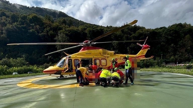 L’uomo è stato messo in sicurezza e stato portato in ospedale dall’elisoccorso di Como qui alla piazzola di Barzio L’uomo è stato messo in sicurezza e stato portato in ospedale dall’elisoccorso di Como qui alla piazzola di Barzio