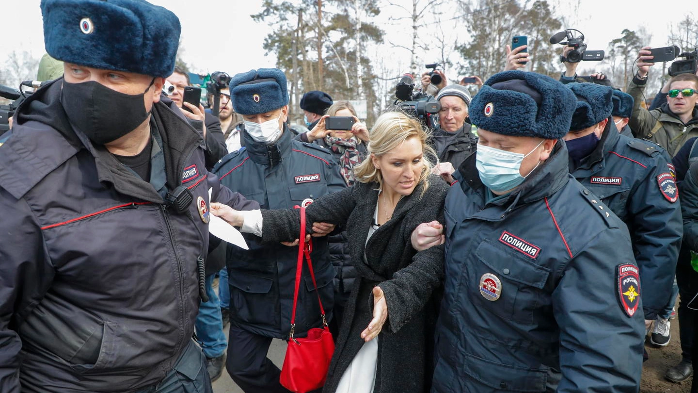 Anastasiya Vasilyeva, medico di Alexei Navalny, trattenuta dagli agenti