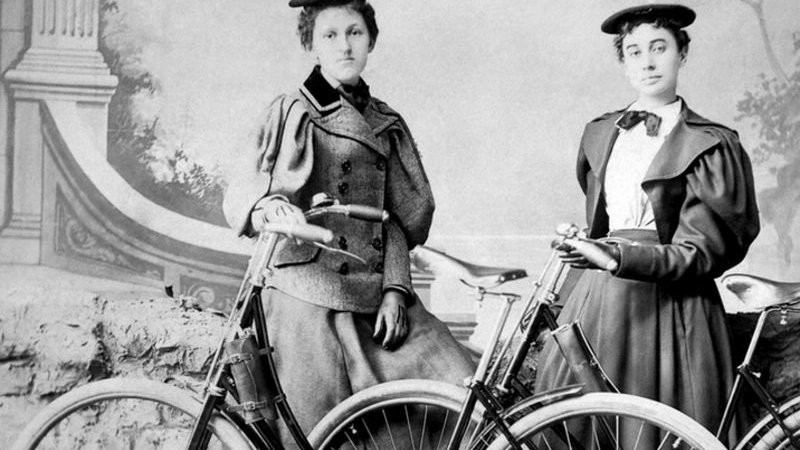 Una foto d’epoca con due donne in bicicletta 