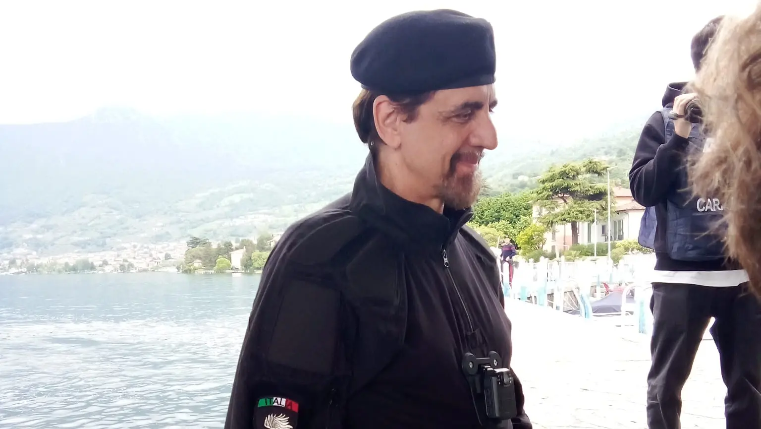 Valerio Staffelli con i carabinieri sul lago d'Iseo