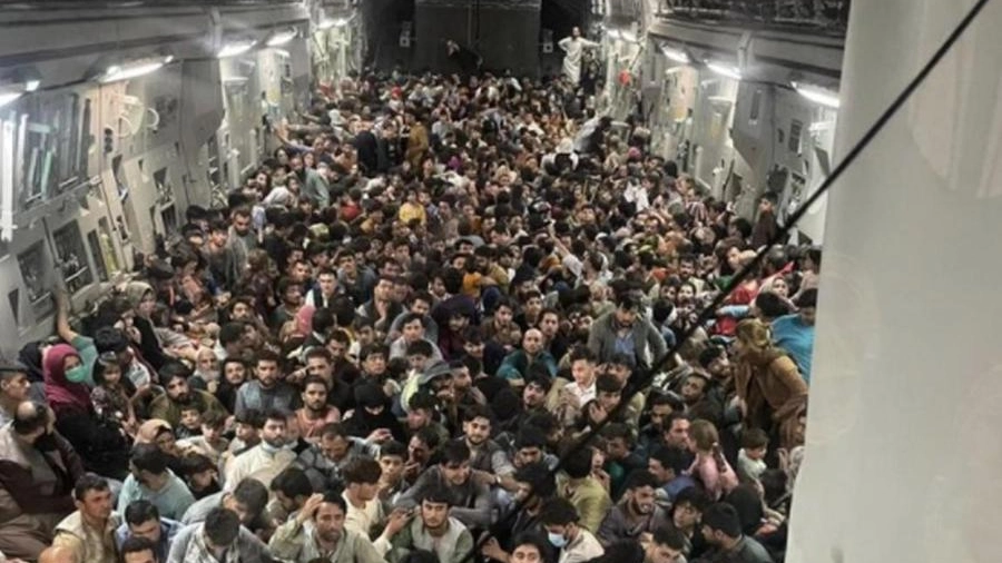I profughi afghani stipati nel C-17 Usa in partenza da Kabul il 15 agosto 2021 (Ansa)
