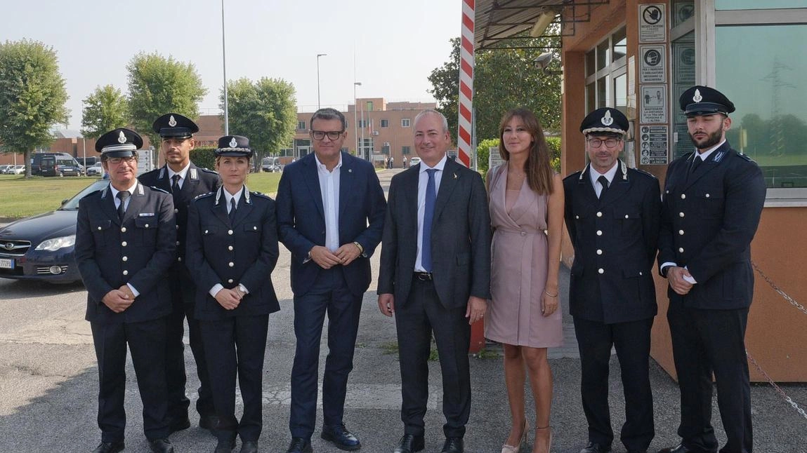 Il sottosegretario in visita a Torre del Gallo: "Assumeremo agenti" Il sottosegretario in visita a Torre del Gallo: "Assumeremo agenti"