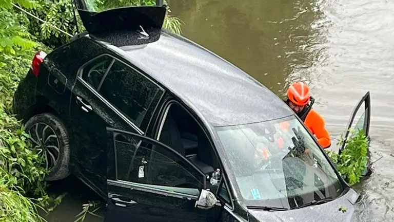 Il recupero dell'auto finita nel fiume Il recupero dell'auto finita nel fiume